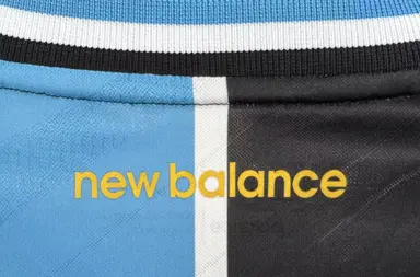 Detalhe da marca da New Balance na nuca do novo uniforme do Grêmio