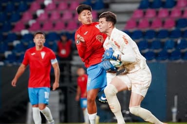 Disputa entre atacante do Santiago Wanderers e goleiro do Palmeiras durante embate pela semifinal da Libertadores Sub-20