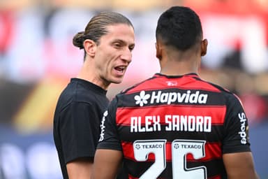 Filipe Luís e Alex Sandro conversam em jogo do Flamengo