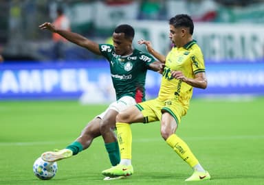 John Arias disputa bola com jogador do Mirassol