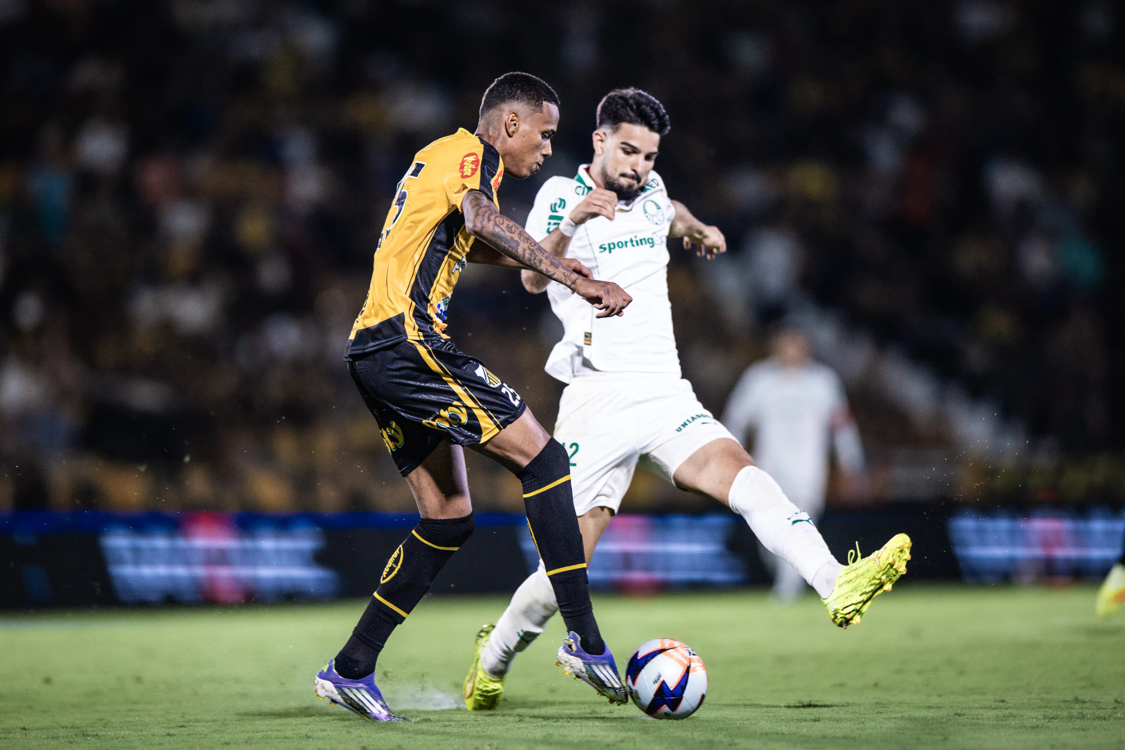 Flaco López marca Dantas, zagueiro do Novorizontino, durante jogo do Paulistão