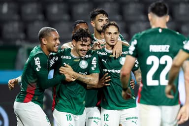 Jogadores do Palmeiras comemoram gol sobre o São Paulo na semifinal do Paulista