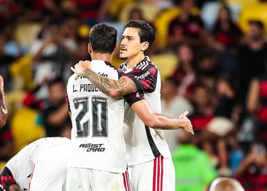 Pedro e Paquetá se abraçam em comemoração de gol em Madureira x Flamengo na semifinal do Carioca 2026