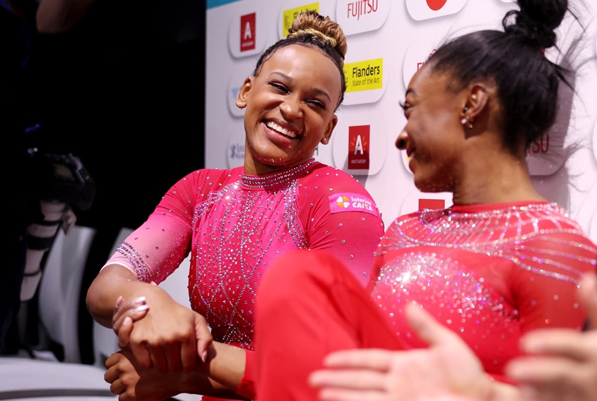 Rebeca Andrade (esquerda) e Simone Biles (direita) se cumprimentam sorrindo durante Mundial de Ginástica 2023