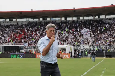 Renato Gaúcho na beira do campo do São Januário durante um Vasco x Grêmio no Brasileirão 2024