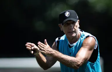Renato Gaúcho gesticula durante treino do Vasco