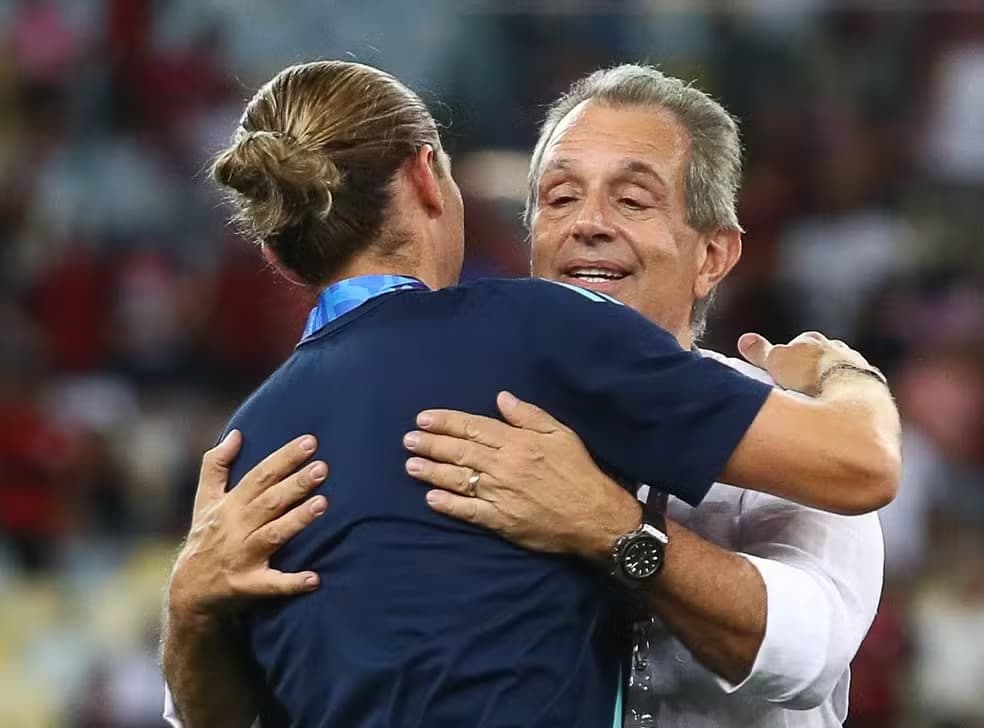Bap e Filipe Luís se abraçam após título carioca