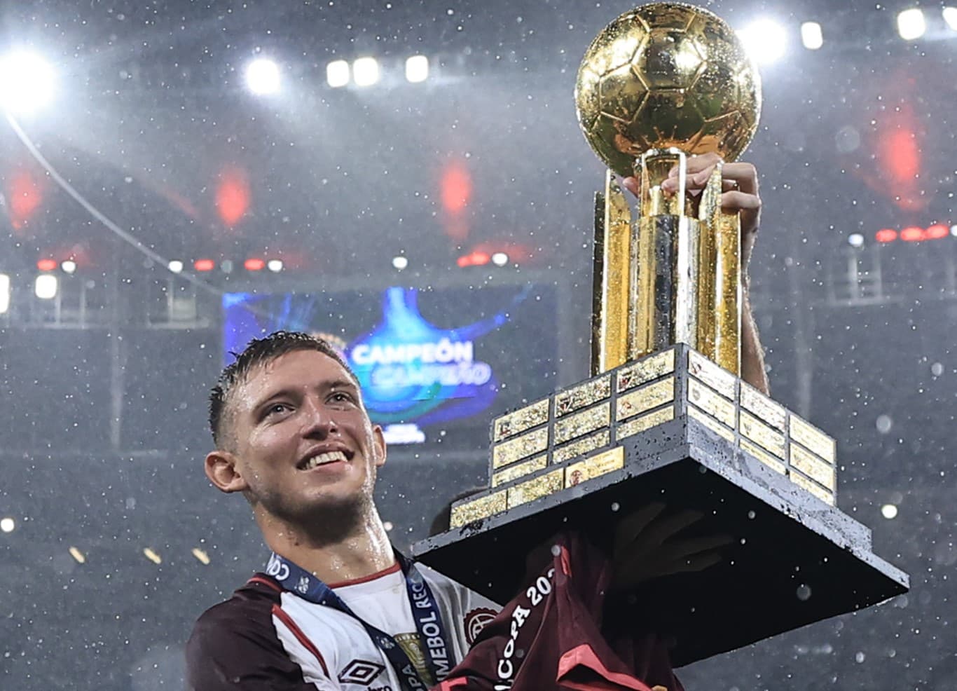 Rodrigo Castillo, do Lanús, levanta taça da Recopa Sul-Americana