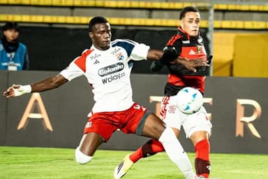 Ryan Roberto disputa bola em Flamengo 0x0 Independiente Medellín pela Libertadores Sub-20 2026