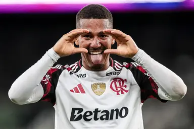 Samuel Lino faz gesto de "binóculo" comemorando gol que abriu o placar em Flamengo x Botafogo