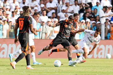 Memphis finaliza de perna direita enquanto defensor do Santos observa caindo