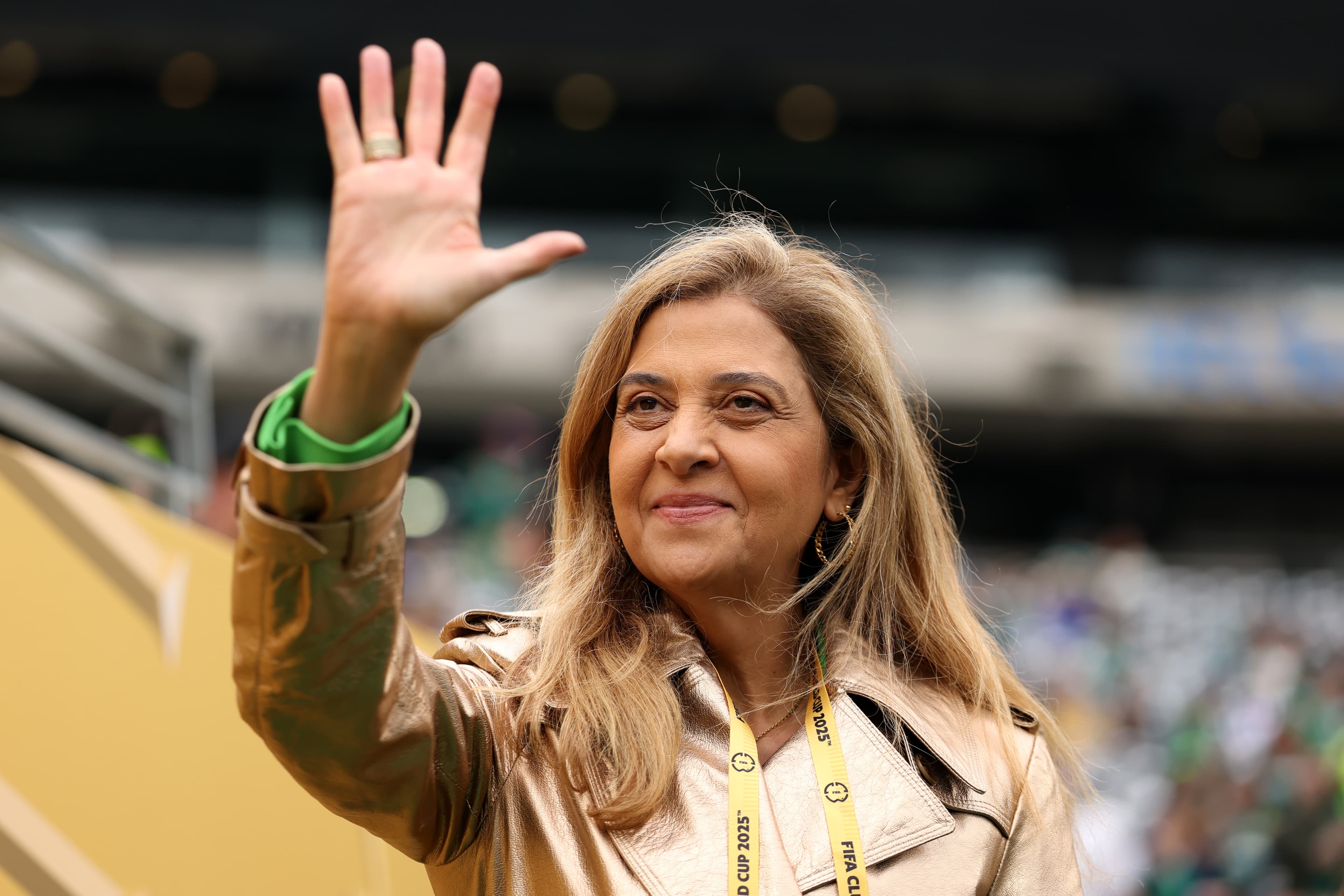 Leila Pereira acena para torcedores do Palmeiras