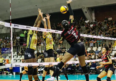 Simone Lee ataca contra bloqueio duplo do Mackenzie, enquanto Lorena faz a cobertura