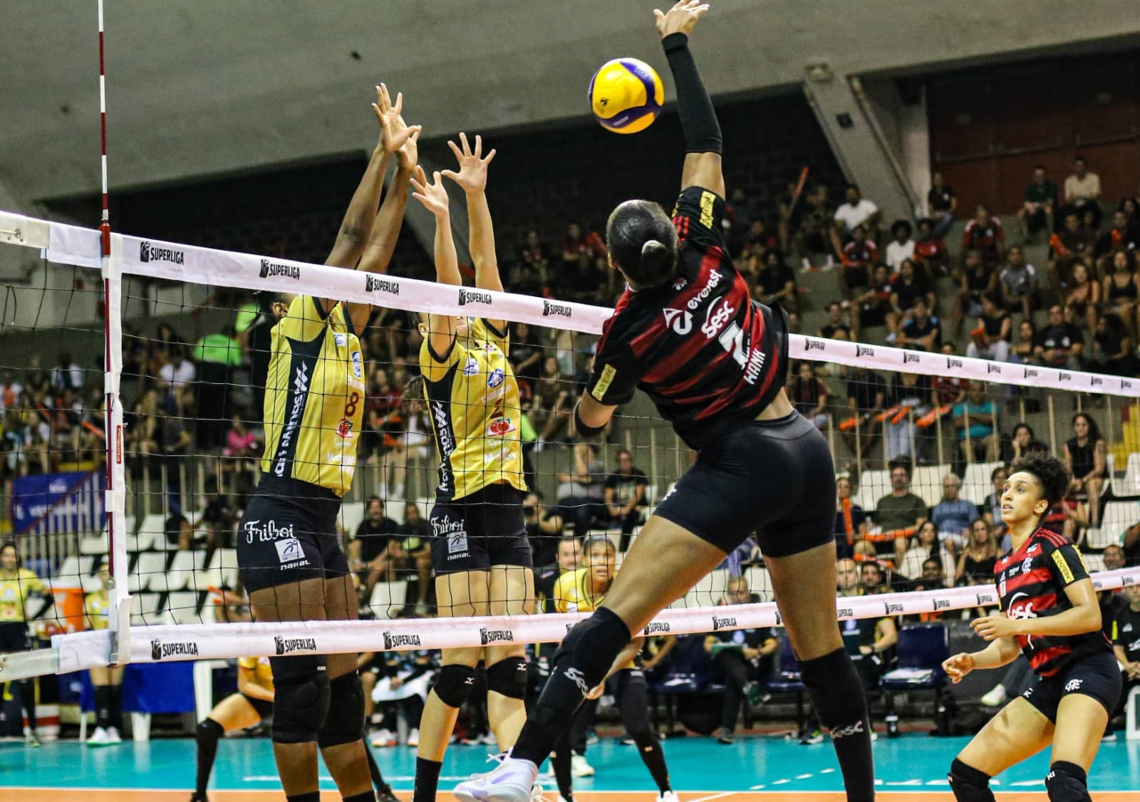 Simone Lee ataca contra bloqueio duplo do Mackenzie, enquanto Lorena faz a cobertura