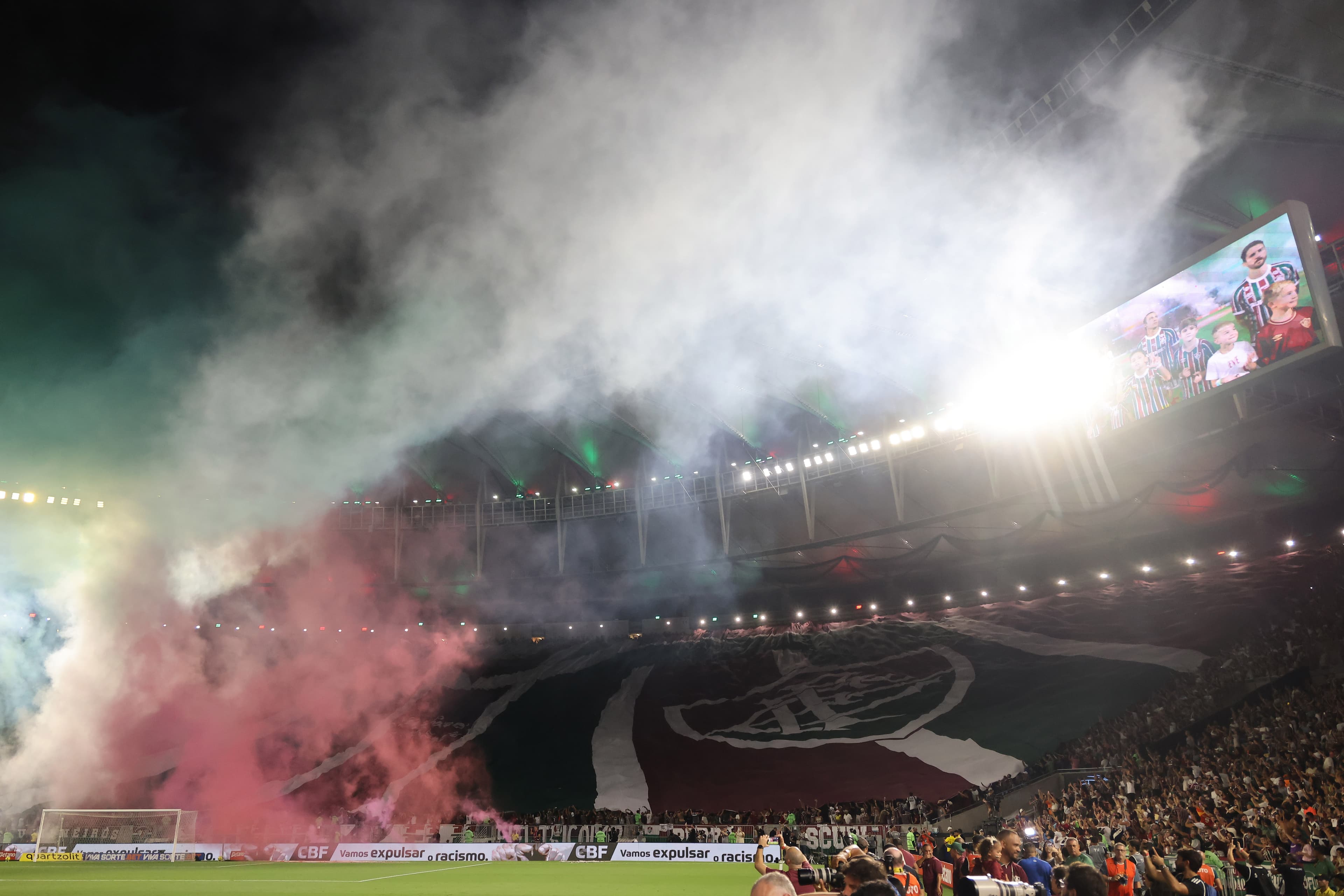 Festa da torcida do Fluminense no Maracanã com bandeirão e sinalizadores nas cores do tricolor na entrada do time em campo contra o Vasco pela Copa do Brasil 2025