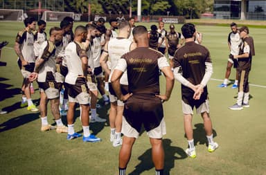 Jogadores e comissão técnica do Flamengo conversam durante treino no Ninho do Urubu