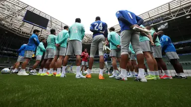 Jogadores do Palmeiras em roda durante treino no novo gramado sintético do Allianz Parque
