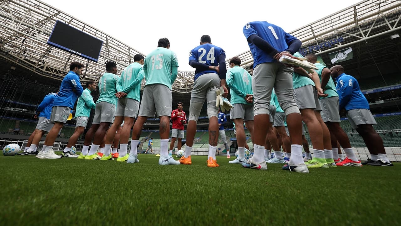 Jogadores do Palmeiras em roda durante treino no novo gramado sintético do Allianz Parque