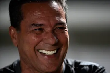 Vanderlei Luxemburgo, técnico do Vasco da Gama, reage com largo sorriso durante uma partida entre Vasco e Palmeiras no Brasileirão Série A 2019