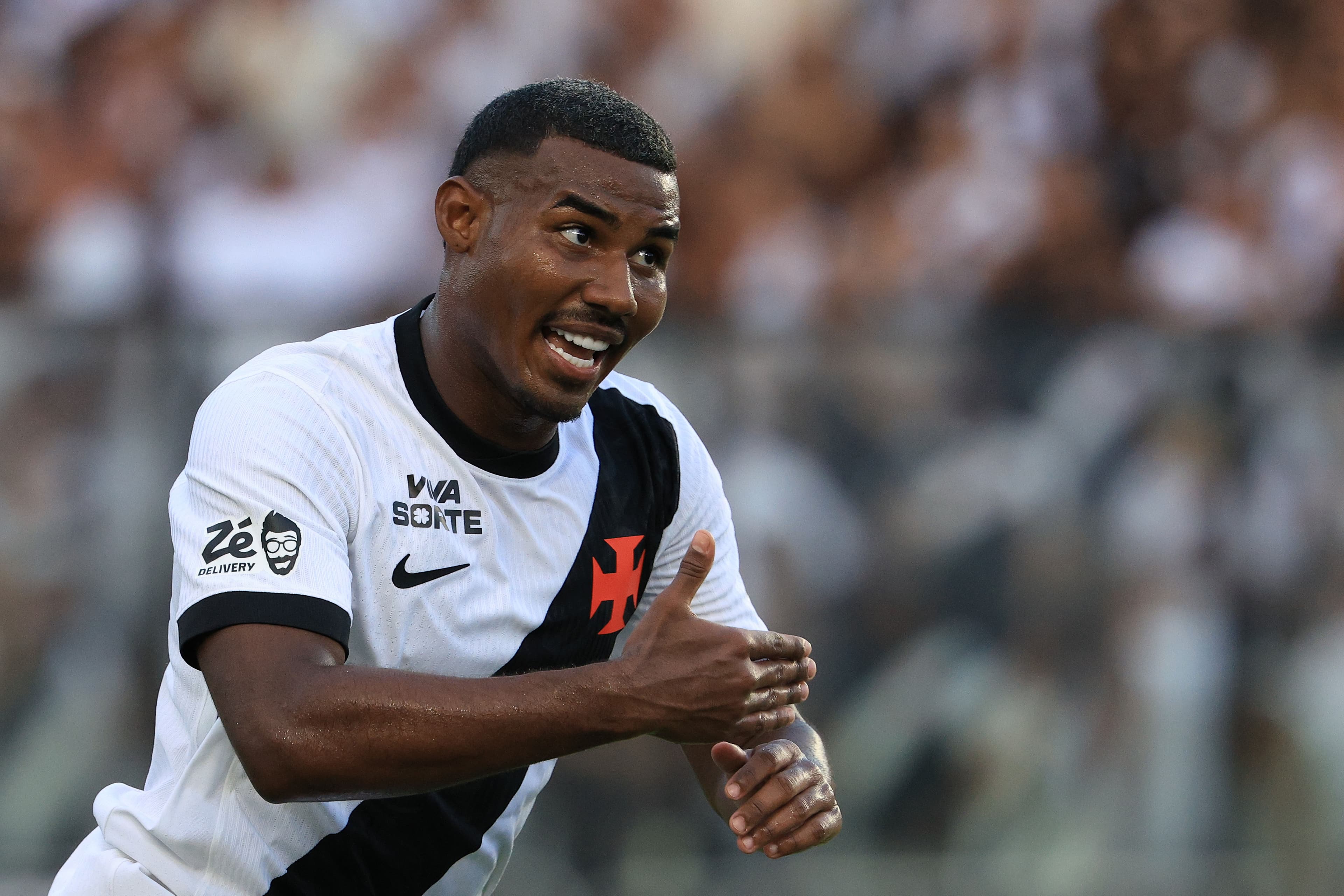 Cuiabano gesticula em campo pelo Vasco