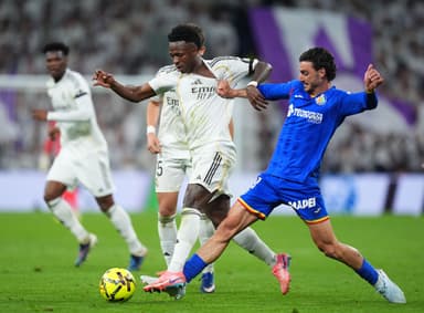 Vini Jr tenta passar e é puxado por Juan Iglesias durante Real Madrid 0x1 Getafe pela 26ª rodada de LaLiga 2025/26