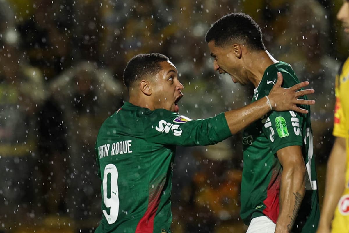 Vitor Roque e Murilo se abraçam e comemoram juntos após gol do Palmeiras contra o Novorizontino pela final do Paulistão 2026