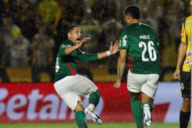 Murilo corre em comemoração enquanto Vitor Roque olha para ele gritando em Novorizontino 1x2 Palmeiras na final do Paulistão 2026