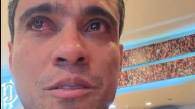 Wendell Lira com os olhos cheios de lágrimas ao desabafar sobre camisa do Flamengo que comprou para o filho