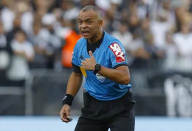Árbitro Wilton Pereira Sampaio aponta para si durante jogo do Corinthians em 2022