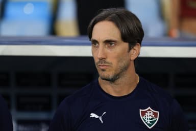 Zubeldía concentrado antes de jogo do Fluminense