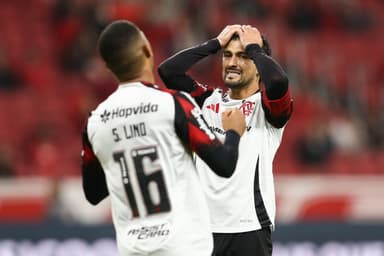 Giorgian De Arrascaeta do Flamengo reage durante a partida entre Internacional e Flamengo no Brasileirão 2025 no Estádio Beira-Rio em 17 de agosto de 2025 em Porto Alegre, Brasil